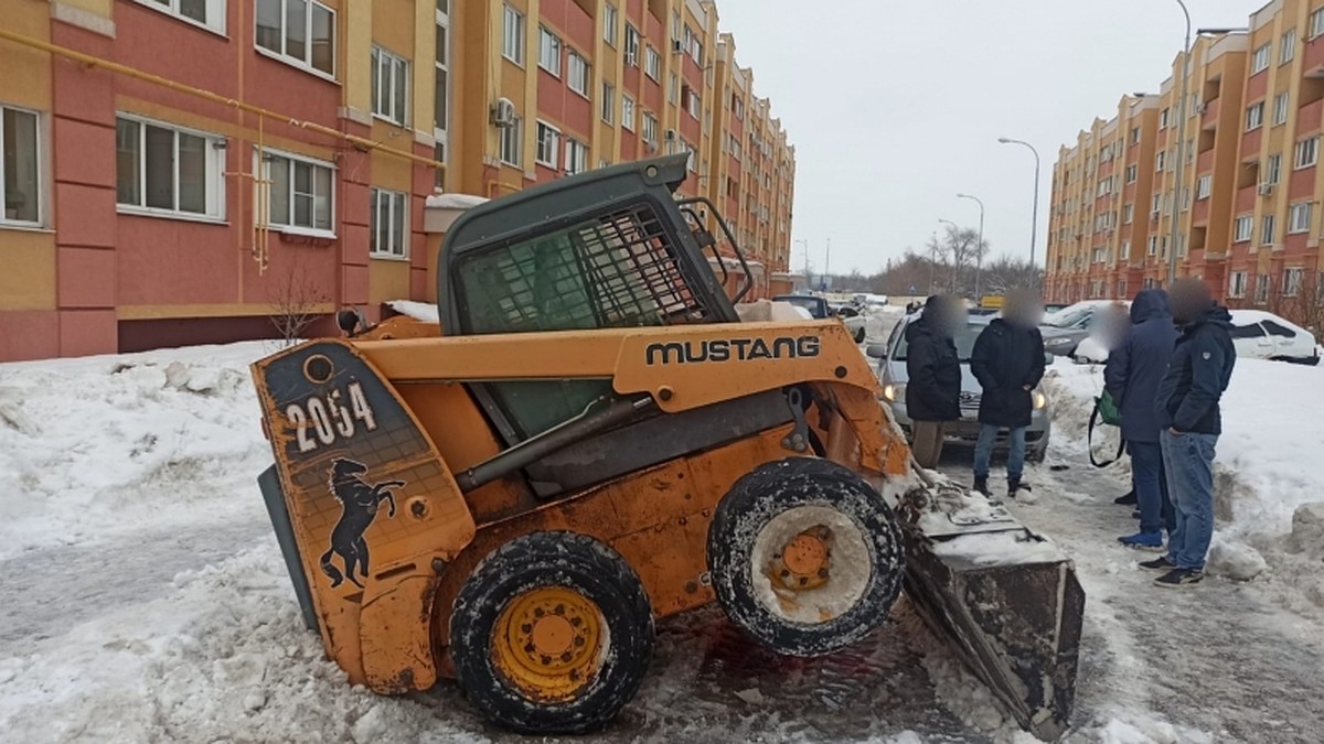 В Южном городе рабочий погиб под ковшом собственного трактора - KP.RU