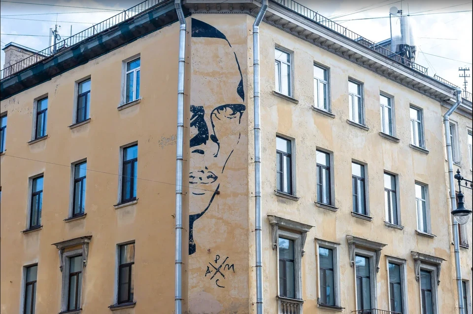 Портрет Хармса много лет пытаются стереть со стены дома в центре Петербурга. А теперь под запрет попали и его стихи.