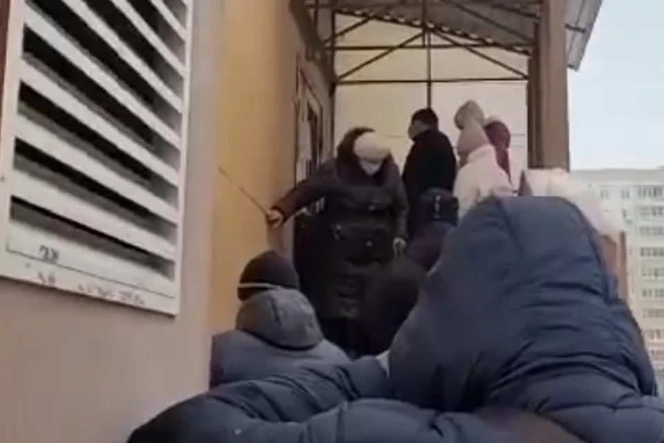 Липчане больше 50 минут стояли в очереди в поликлинику