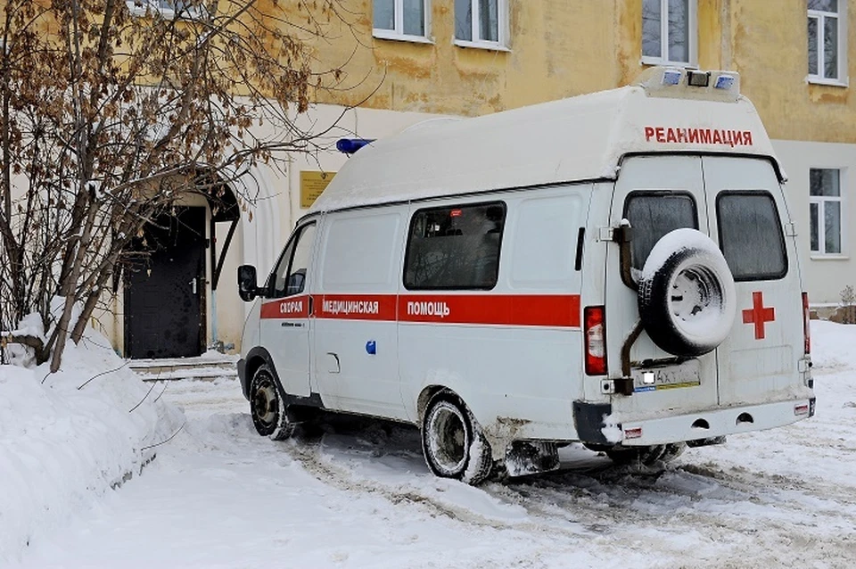 "Скорая" доставила пострадавшего мужчину в больницу.