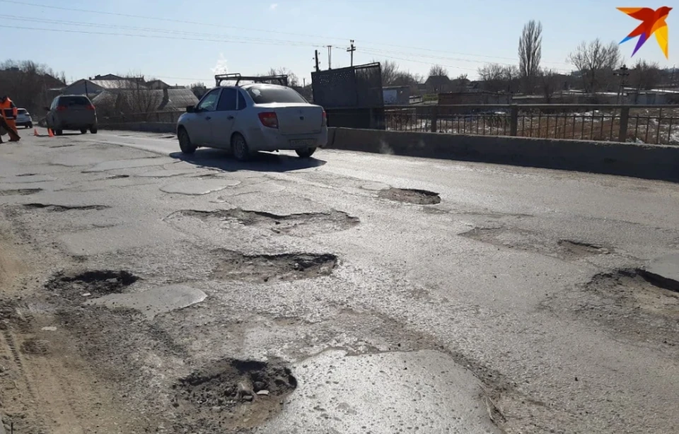 Огромные ямы на мосту на улице Менделеева возмущают волгоградских водителей не первый год