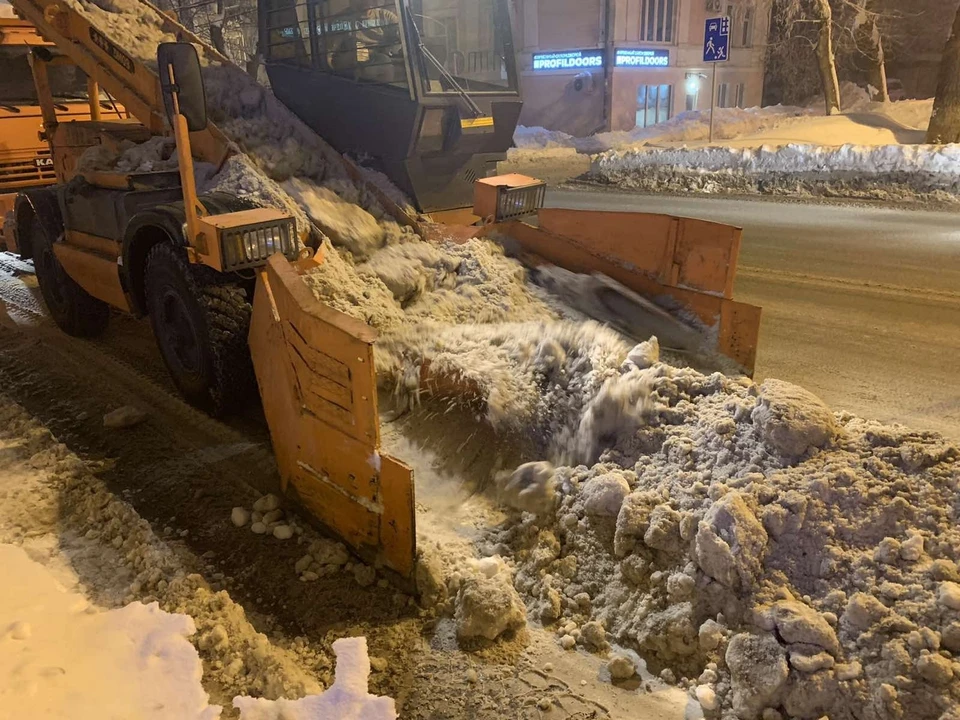 Сотрудники коммунальных служб продолжают расчищать улицы. Фото: городская администрация