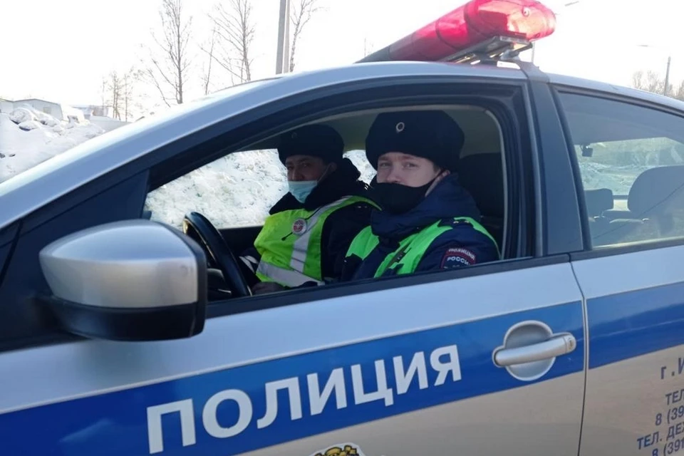 В Красноярском крае дорожные полицейские выручили из беды маму с двумя детьми. Фото: пресс-служба ГИБДД