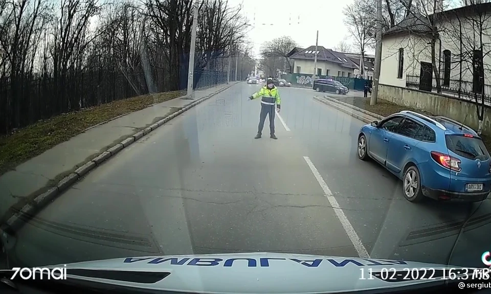 Полицейский остановил и не пропускал "скорую", спешащую на вызов (Фото: скрин с видео).