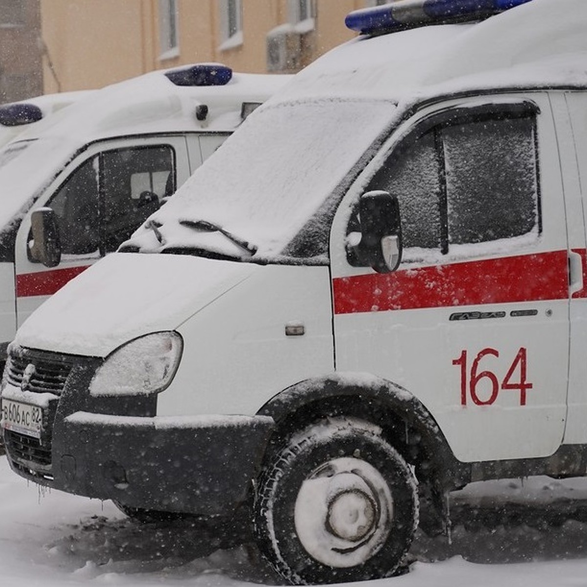 Машина скорой помощи застряла в заснеженном дворе на ул. Стара-Загора в  Самаре - KP.RU