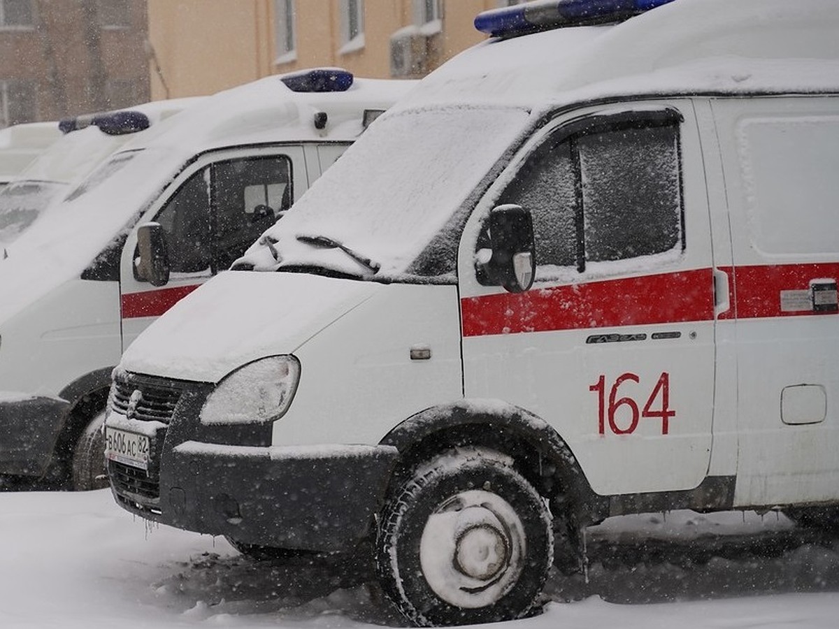 Машина скорой помощи застряла в заснеженном дворе на ул. Стара-Загора в  Самаре - KP.RU