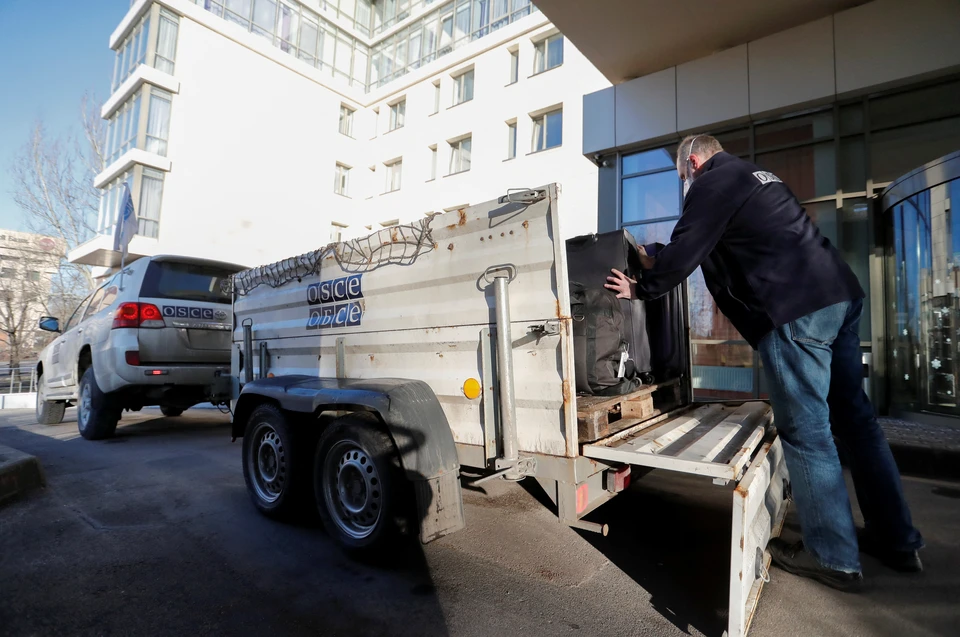 Члены миссии ОБСЕ начинают покидать Донецк