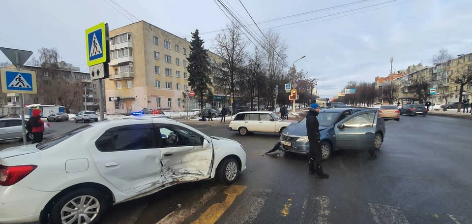 В Твери столкнулись два автомобиля Renault, пострадала пассажирка. Фото: ГИБДД по Тверской области
