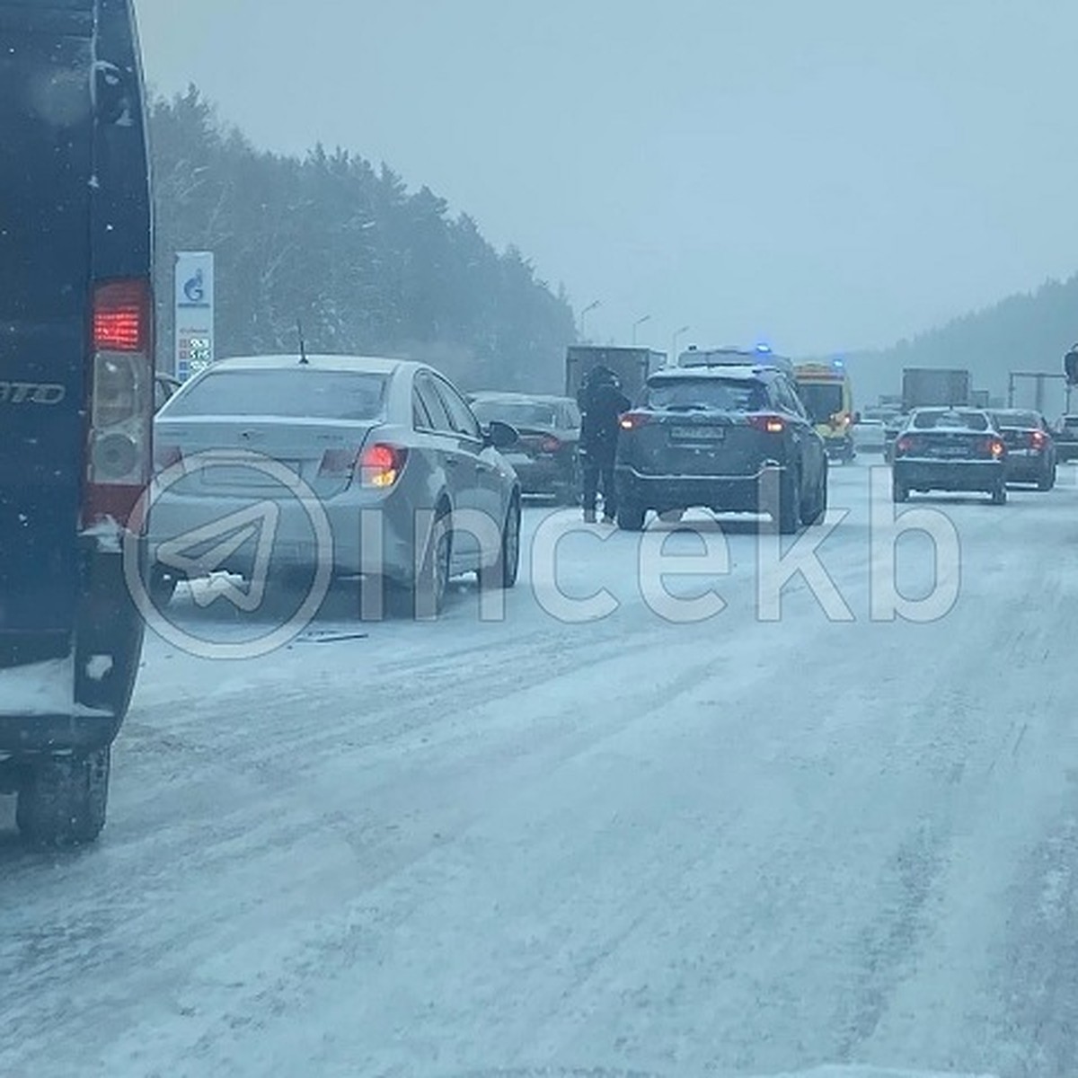 На въезде в Екатеринбург произошло массовое ДТП с 21 машиной - KP.RU