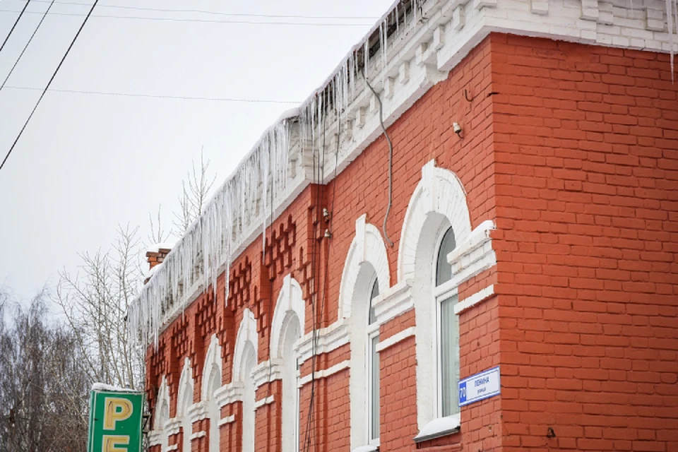 Во время проверок в первую очередь осматривают здания, прилегающие к пешеходной зоне. Фото: admkirov.ru