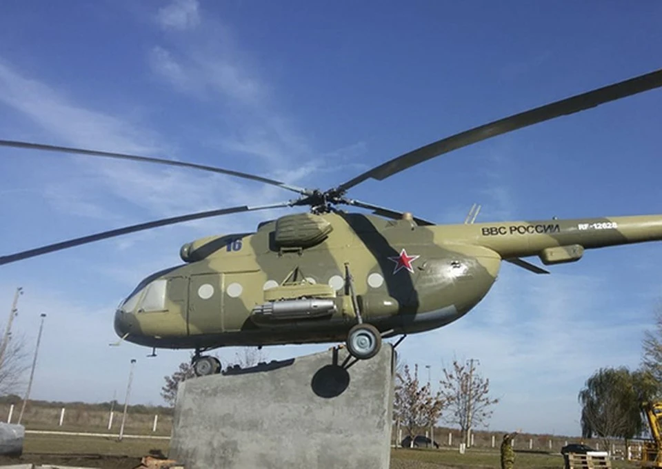 В память воинов-"афганцев" МИ-8 установлен на постамент в Зернограде. Фото: пресс-служба ЮВО