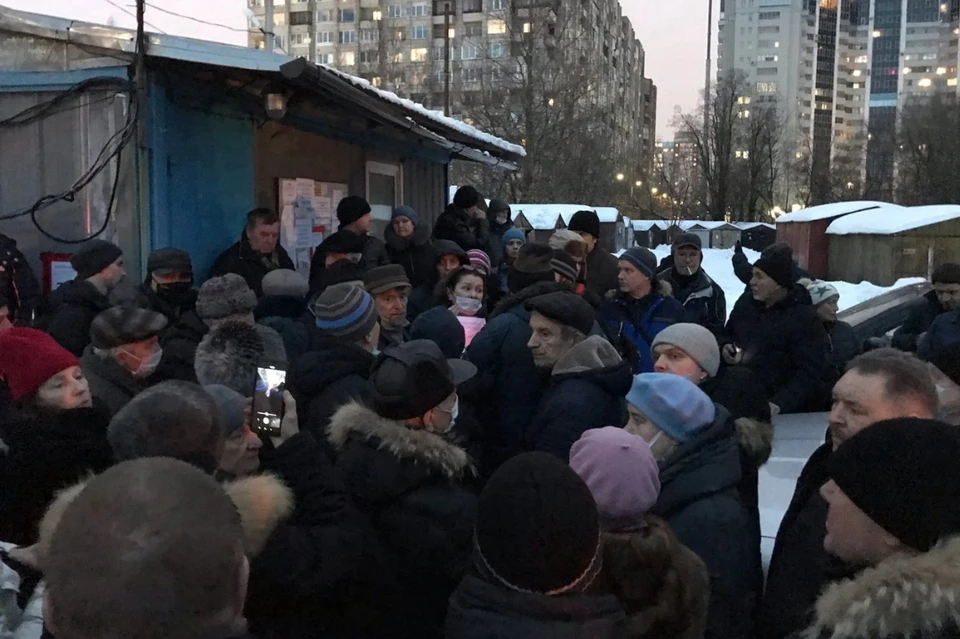 На Васильевском острове прошел очередной сход владельцев кооператива "Маяк", протестующих против сноса своих гаражей. Фото: vk.com/vasilyevskiyostrov