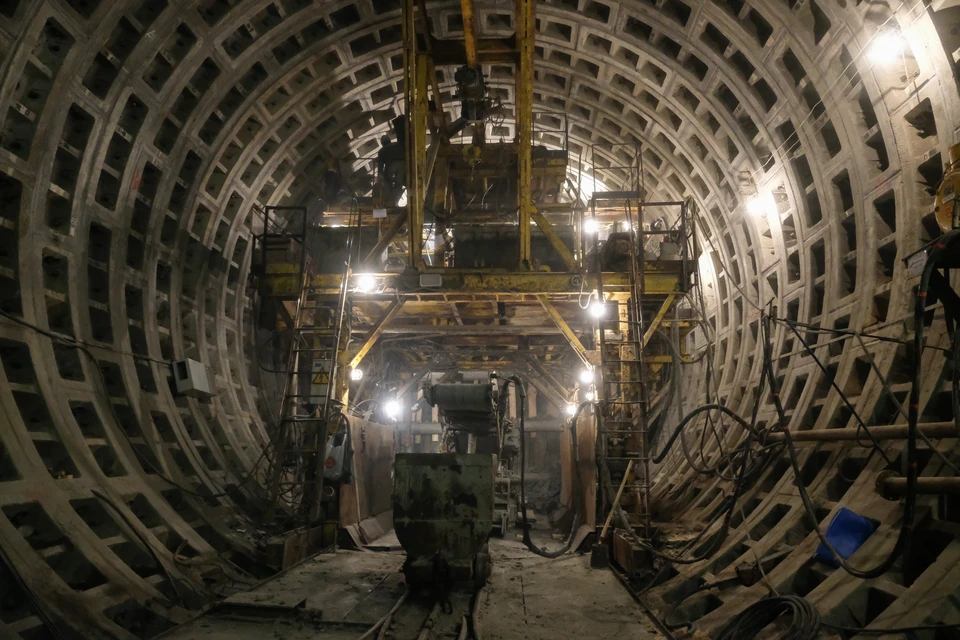 Рассказываем, что произошло в шахте метро в Петербурге, где погиб рабочий