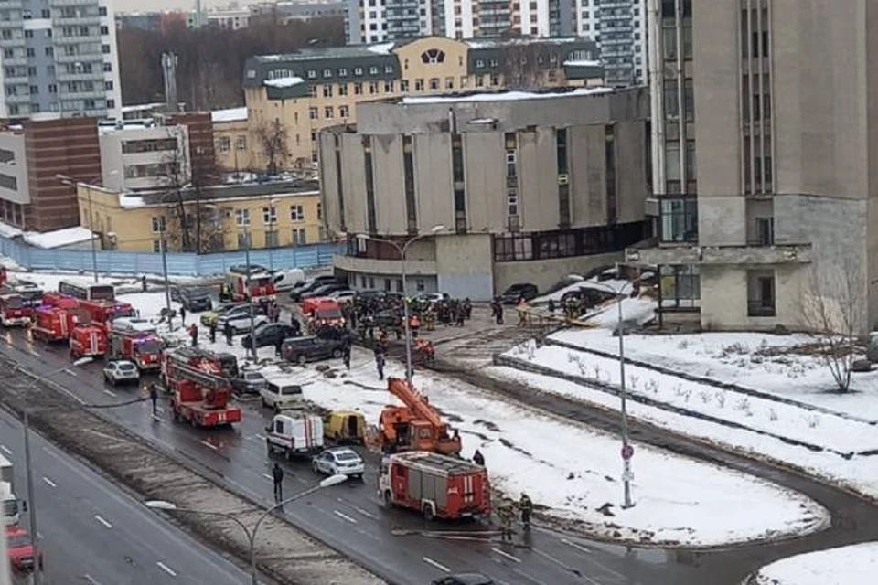 В Петербурге на улице Одоевского загорелось административное здание