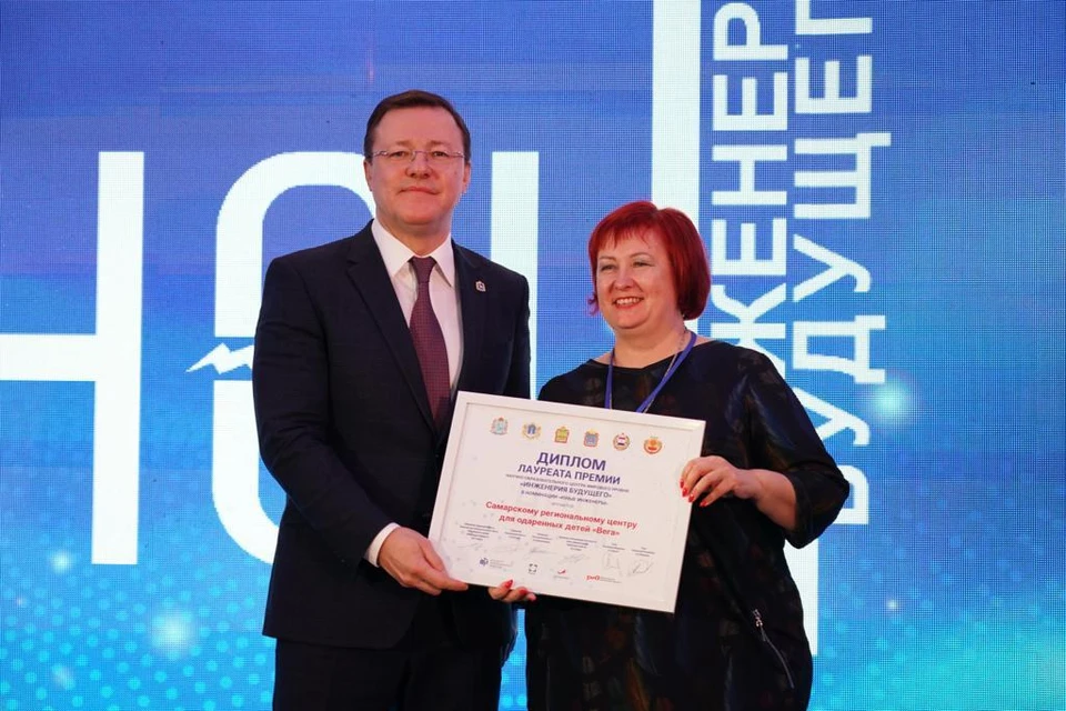 Губернатор лично наградил лауреатов премии. Фото: Правительство Самарской области