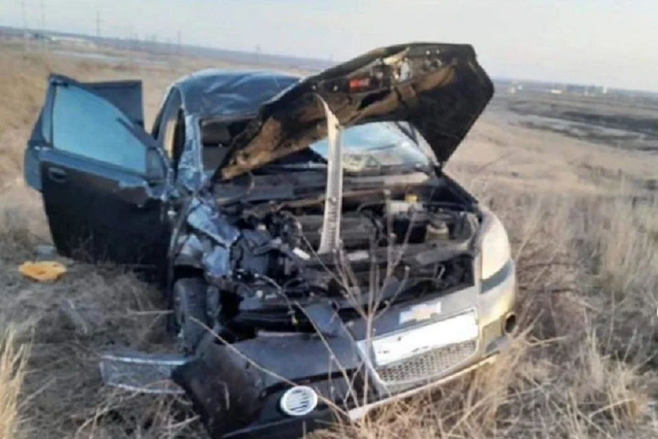 Автомобиль под управлением молодой женщины слетел с трассы и опрокинулся. Фото: УГИБДД МВД по Республике Крым.