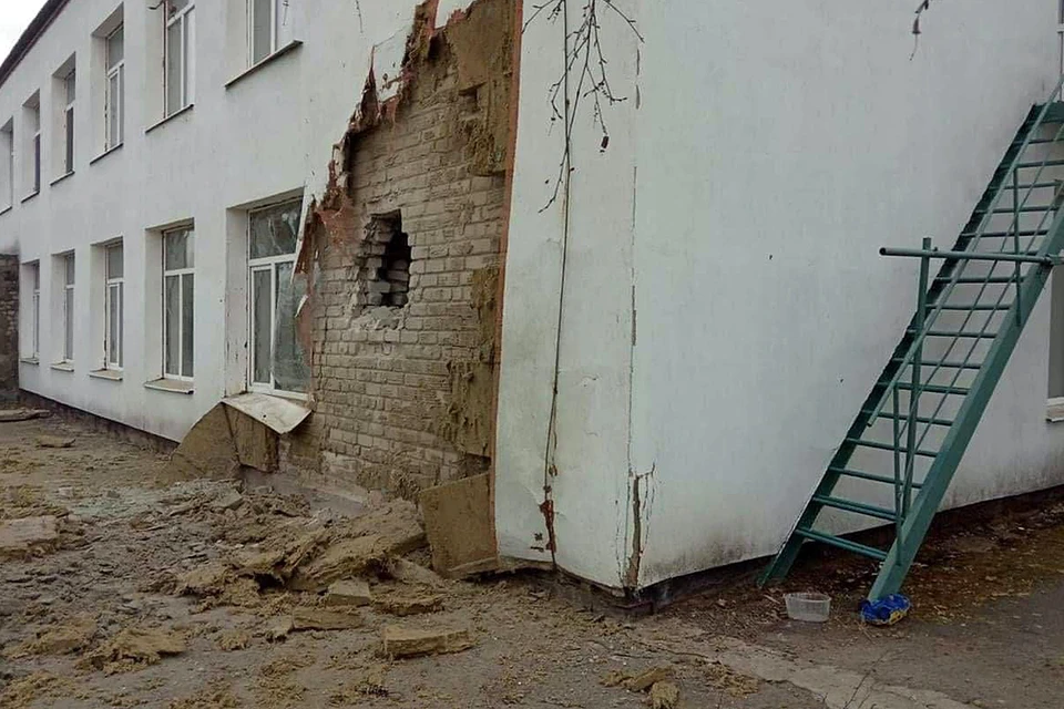 Кадры с большой пробоиной в стене садика опубликовали в украинских соцсетях, обвинив ополчение в ударах по мирным объектам