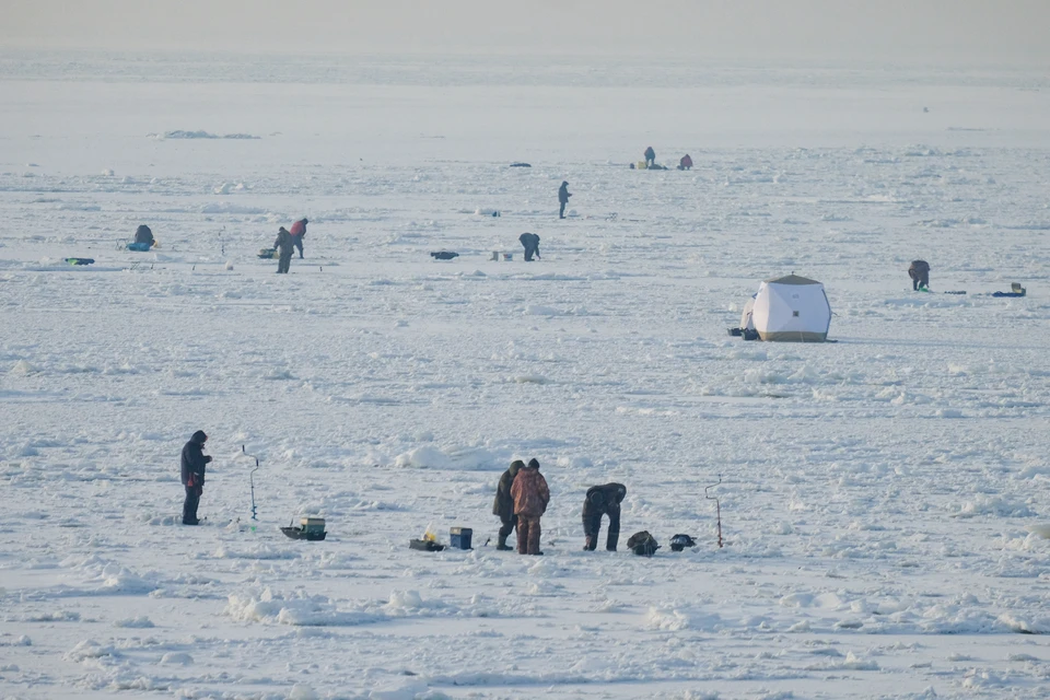 Рыбаков просят не выходить на лед Финского залива.