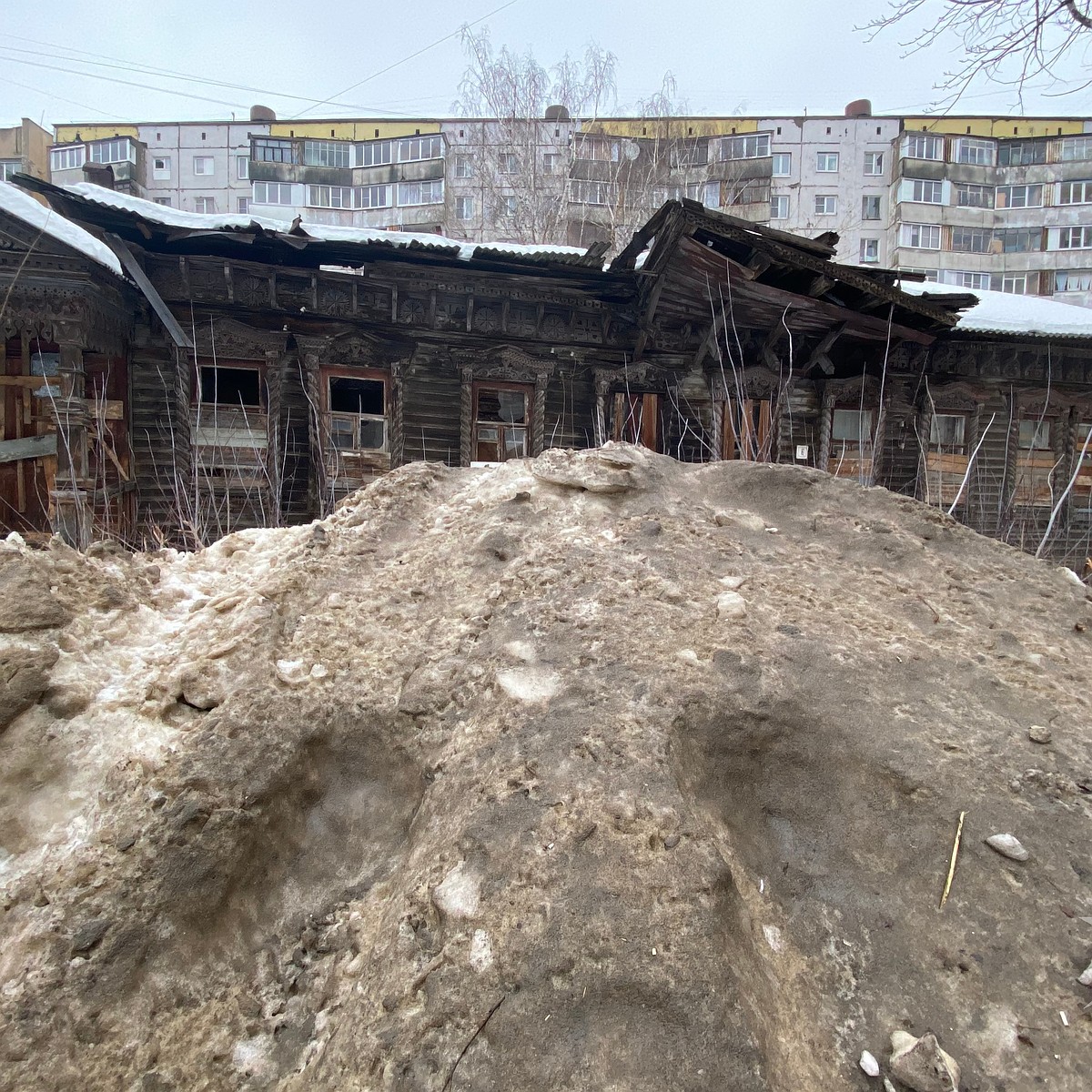 У памятника деревянного зодчества на Цветном бульваре в центре Рязани  складируют грязный снег - KP.RU