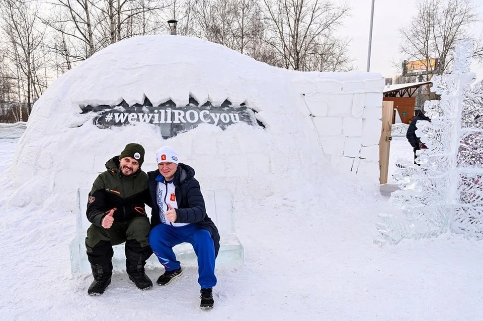 Мэр Красноярска побывал в ледяном доме болельщика на Татышеве. Фото: eremin__krsk