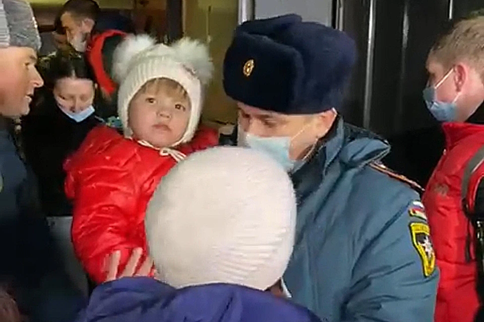 Спасатели помогали выносить из поезда детей, волонтеры несли багаж. Фото: администрация Волгоградской области.