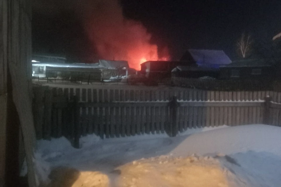 Загорелся дом в частном секторе под Новосибирском. Фото: Новости дня Каинск Барабинск