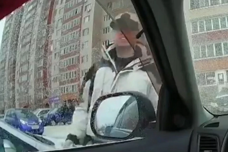Лицо нарушителя порядка стало известно его соседям Фото: скриншот из видео