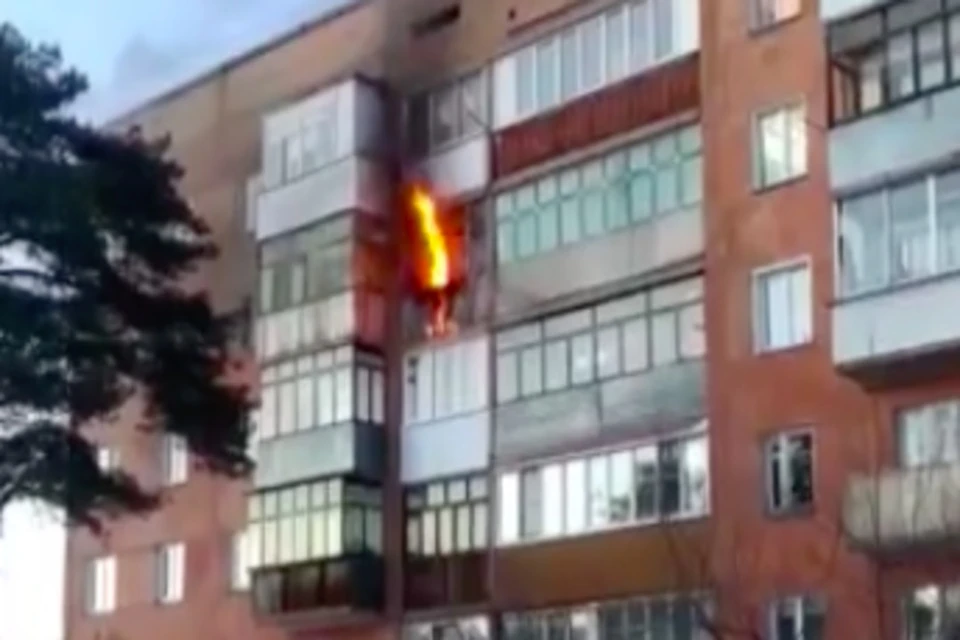 Огонь охватил балкон на пятом этаже. Фото: стоп-кадр с видео