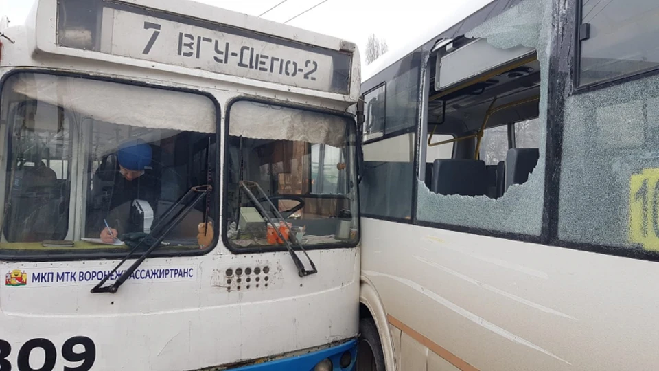 У автобуса во время столкновения разбилось стекло.