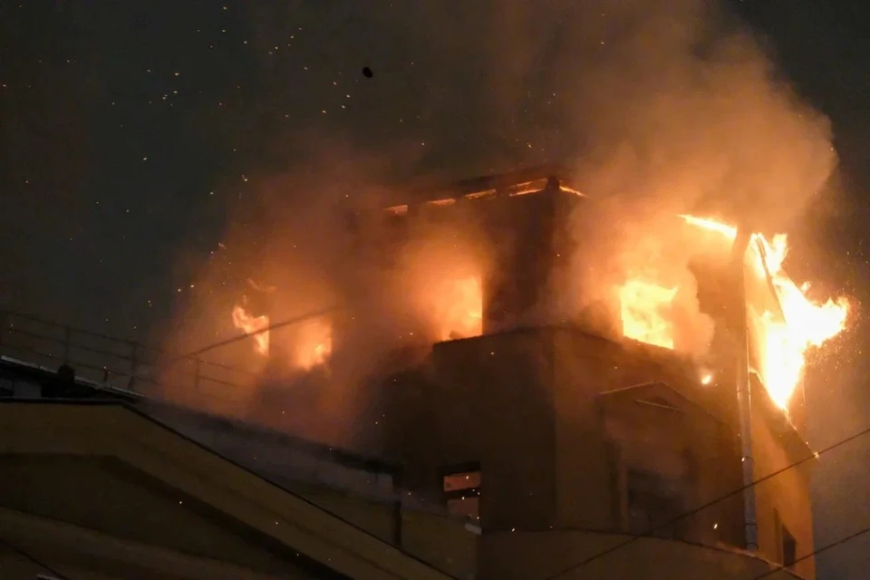 Шестиэтажное здание загорелось в Петроградском районе Северной столицы