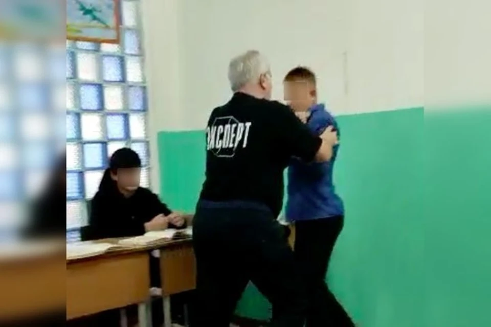 На кадрах видно, как педагог бьет парня об стену, попутно обкладывая матом