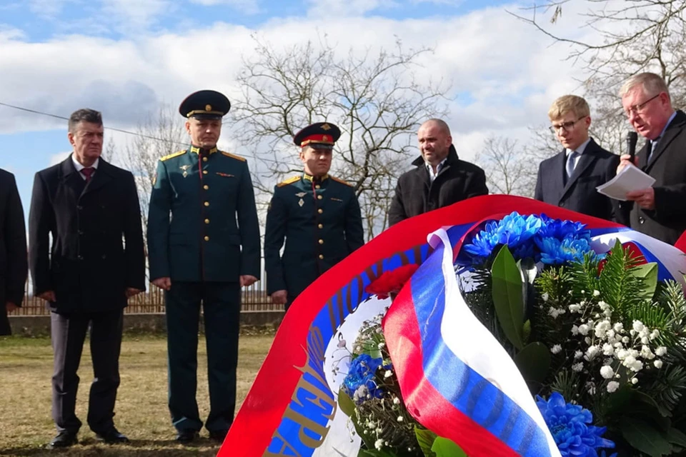 Цветы и венки к могилам Неизвестного Солдата возложены у Кремлевской стены и в словацком городке Ченковце-Масловце