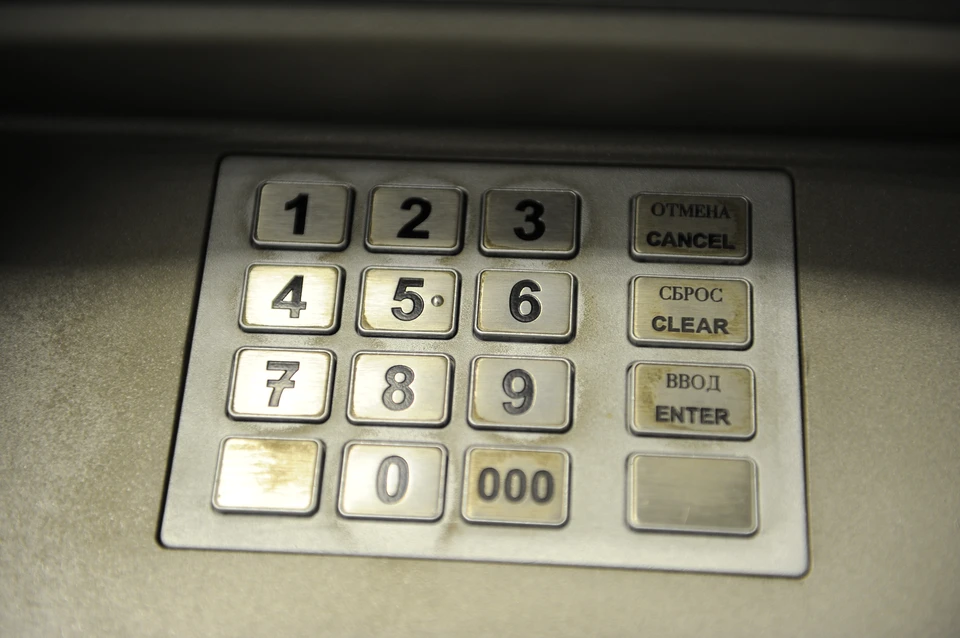 Пожилая женщина перечислила 800 тысяч рублей через банкомат на счет, контролируемый мошенником.