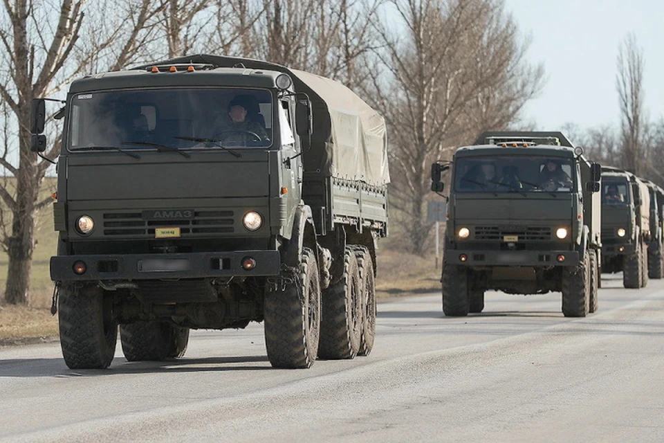 Колонна автомобилей военного назначения на дороге в Ростовской области. Фото: Стрингер/ТАСС