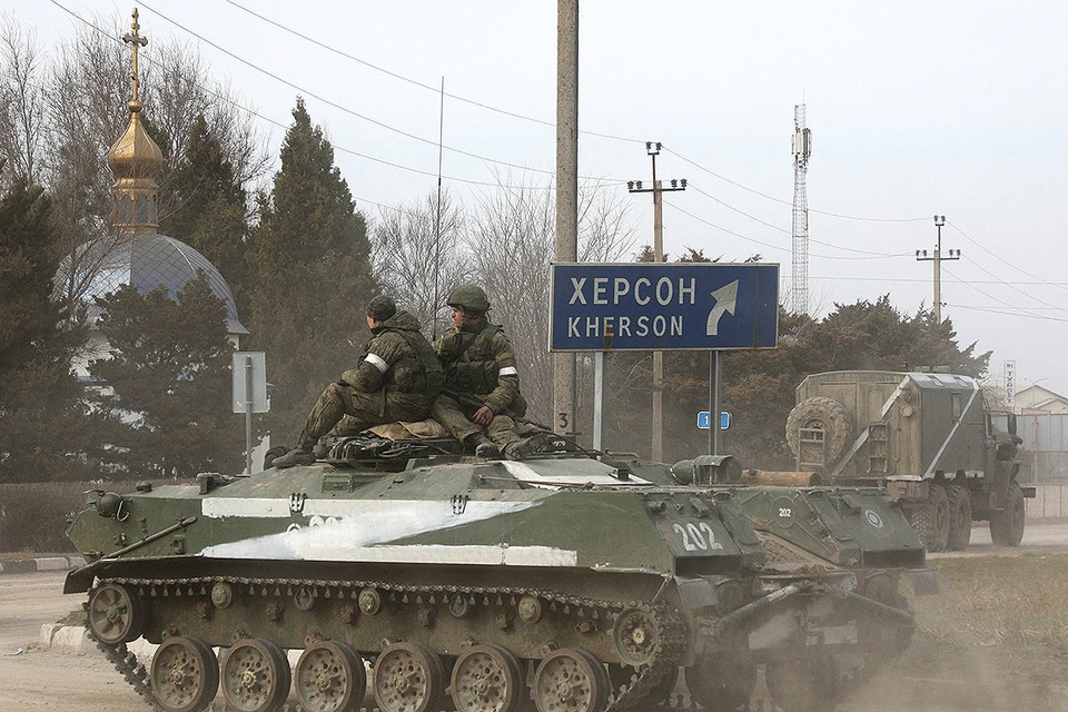 Российская бронетехника в Армянске, север Крыма, 24 февраля 2022 г.