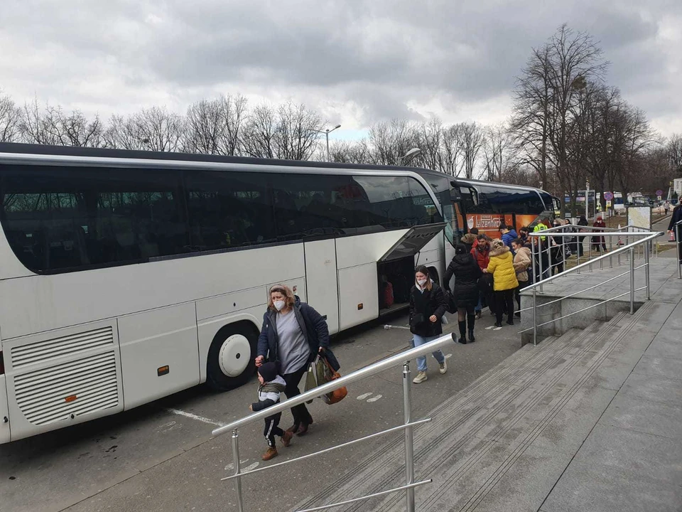 Пассажиры молдавских рейсов в Яссах, рассаживаются в автобусы до Кишинева. Фото: ziaruldeiasi.ro