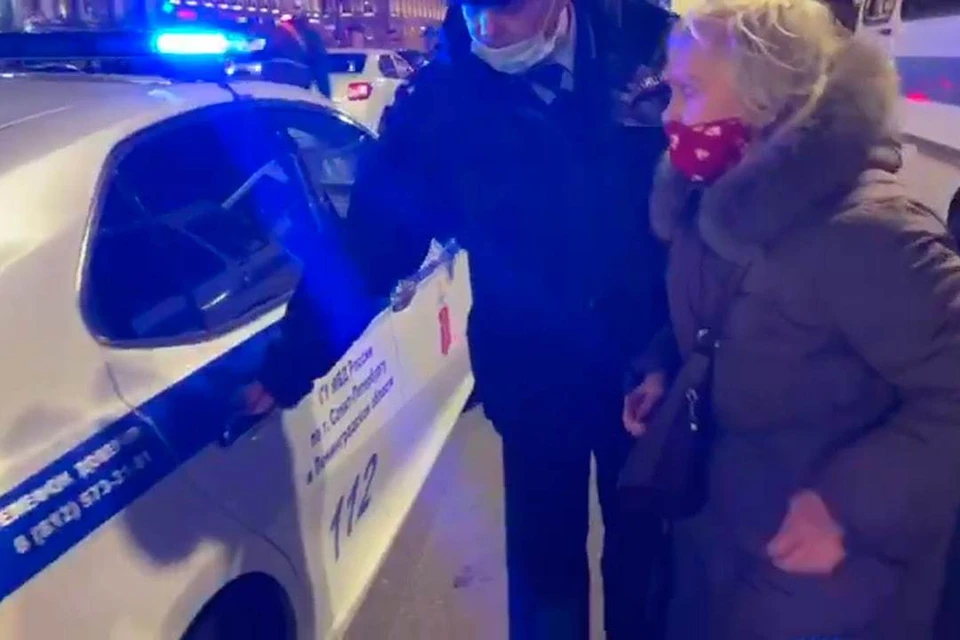 В Петербурге полиция вывела с незаконного митинга пенсионерку