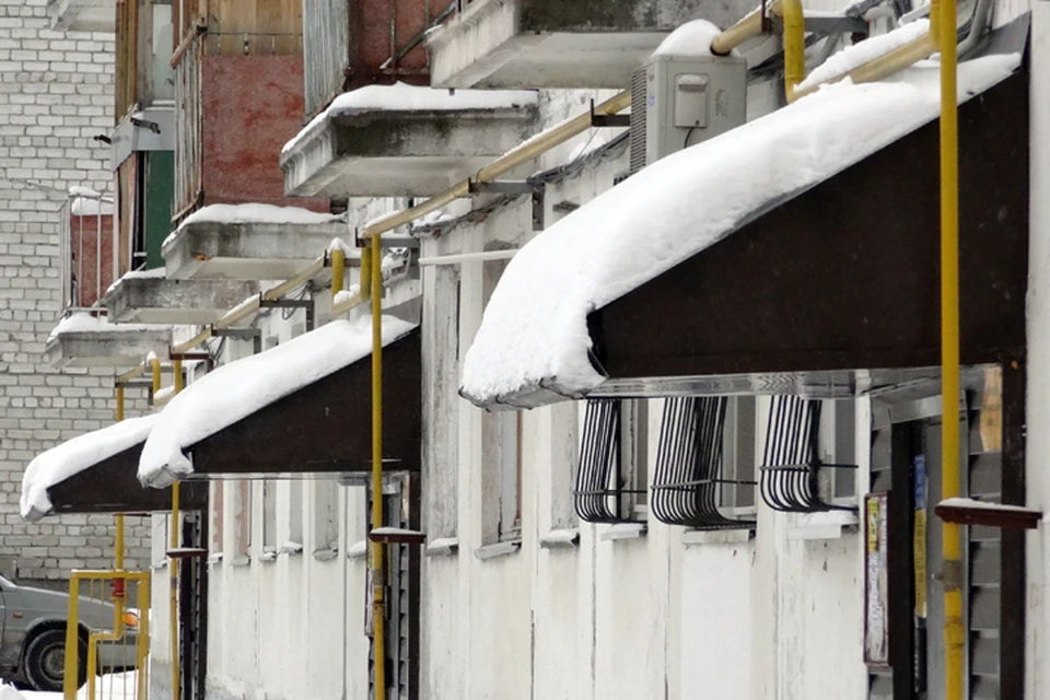 В Ноябрьске составили графики уборки крыш и подъездных козырьков от снега и наледи