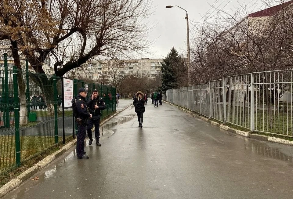 Школьников отпустили домой из-за сообщений о минировании. Фото: пресс-служба администрации Симферополя/telegram