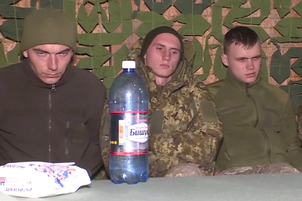 На кадрах снятых сотрудниками ФСБ за столом на пограничном пункте "Джанкой" в Крыму сидят 16 украинских военнослужащих, которые не стали стрелять.
