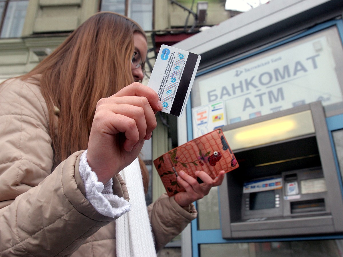 По 200 рублей в одни руки. В банкоматах Петербурга второй день проблемы с  выдачей налички - KP.RU