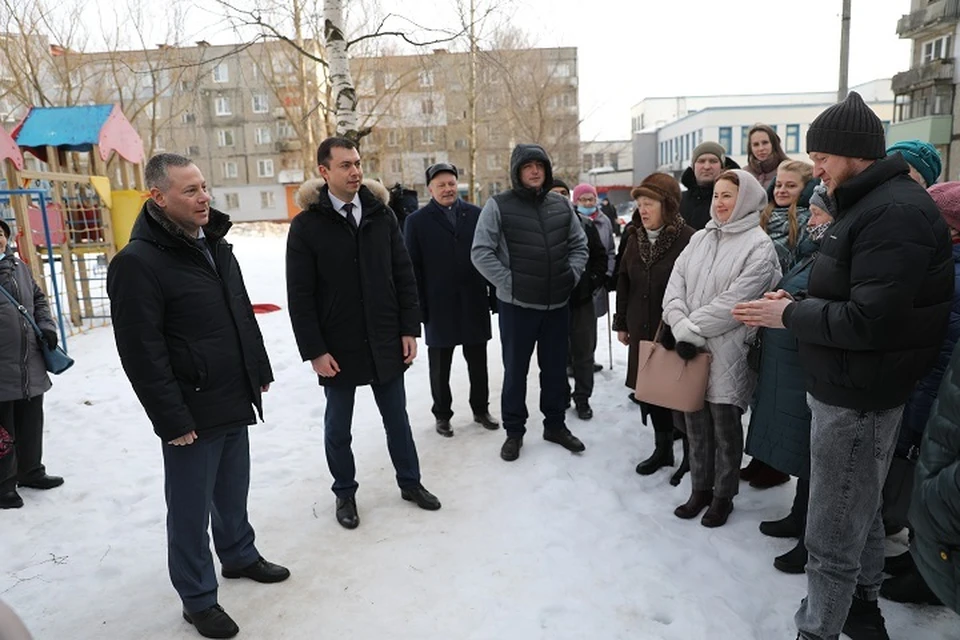 Глава региона Михаил Евраев встретился с жителями домов 33 и 37 по улице Советской в Тутаеве.