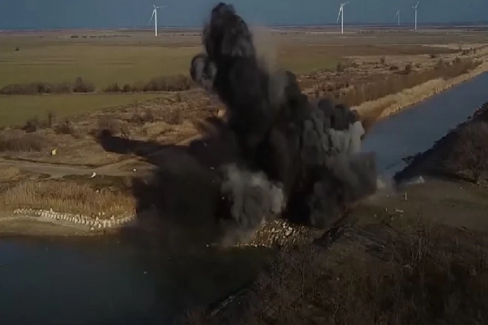 Военные инженеры взорвали дамбу, перекрывавшую Северо-Крымский канал в Херсонской области. Фото: скриншот из видео Минобороны РФ