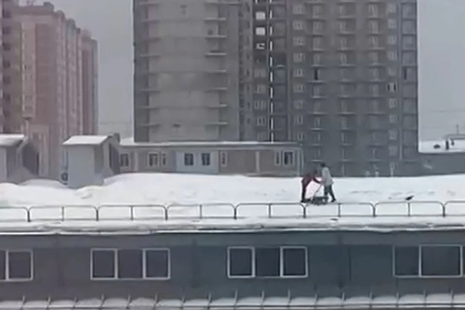 Рабочие катались по крыше. Фото: скриншот из видео