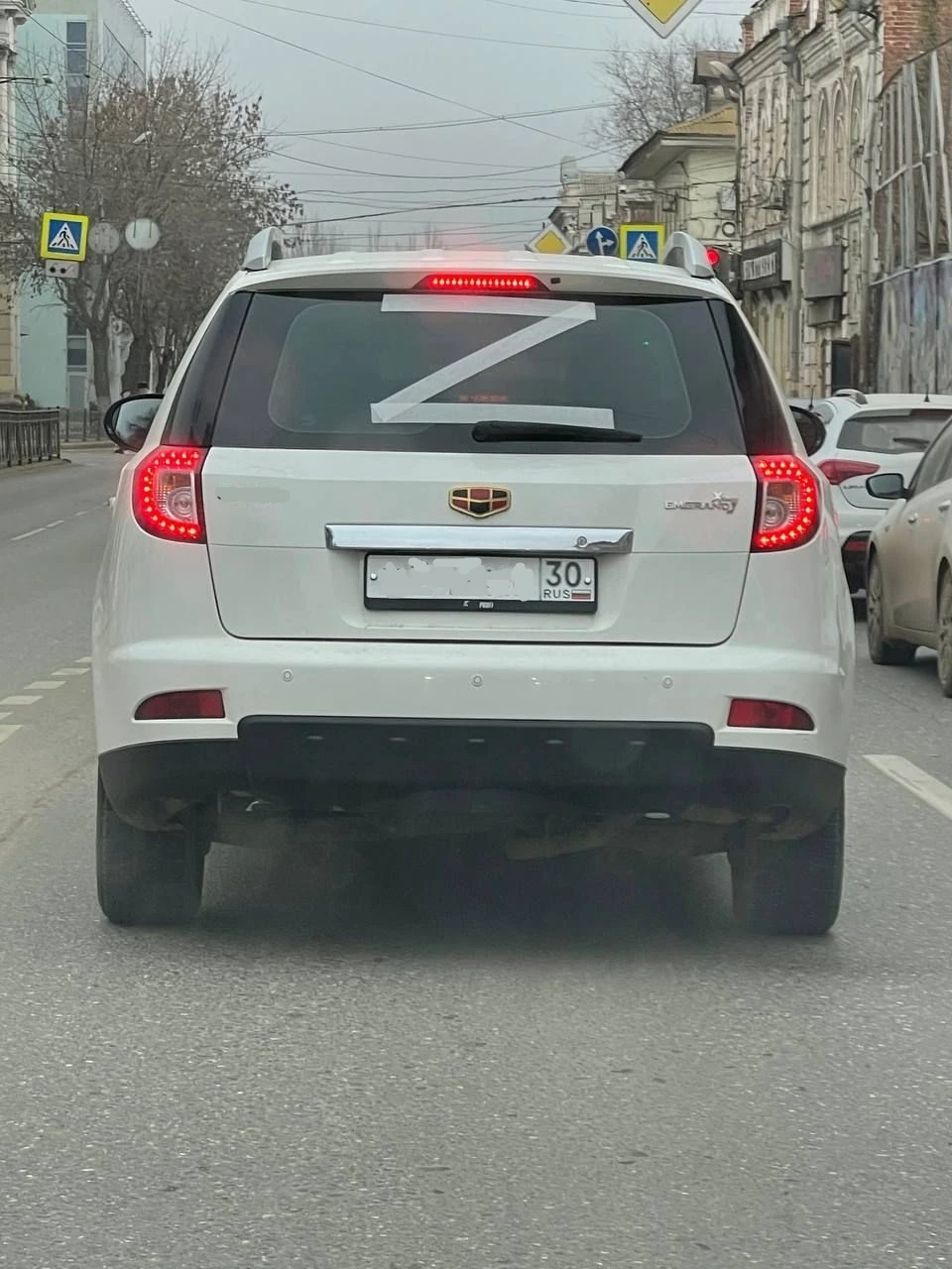Некоторые местные жители начали наносить на свои автомобили знак "Z"