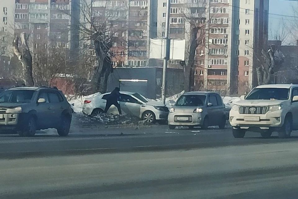Авария произошла на улице Большевистская. Фото: "АСТ-54!