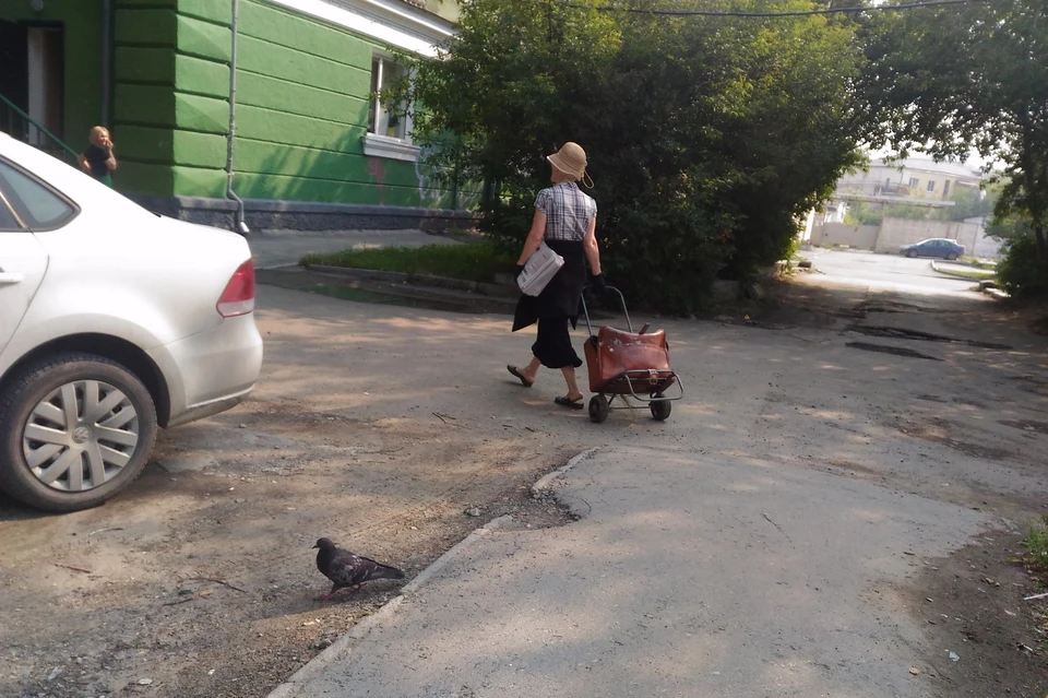Комбинезон женщина вынесла из пункта выдачи в своей сумке