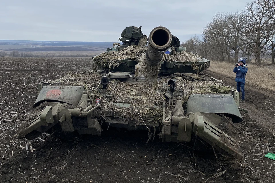 У обочины приуныл украинский танк Т-64.