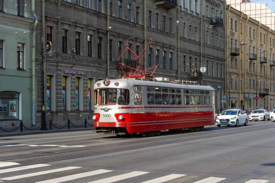 Петербуржец попал под трамвай, когда перебегал дорогу