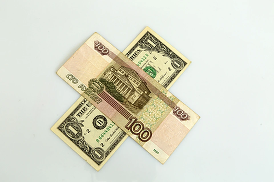 Курс рубля к доллару и евро ускорил снижение на 6-7%